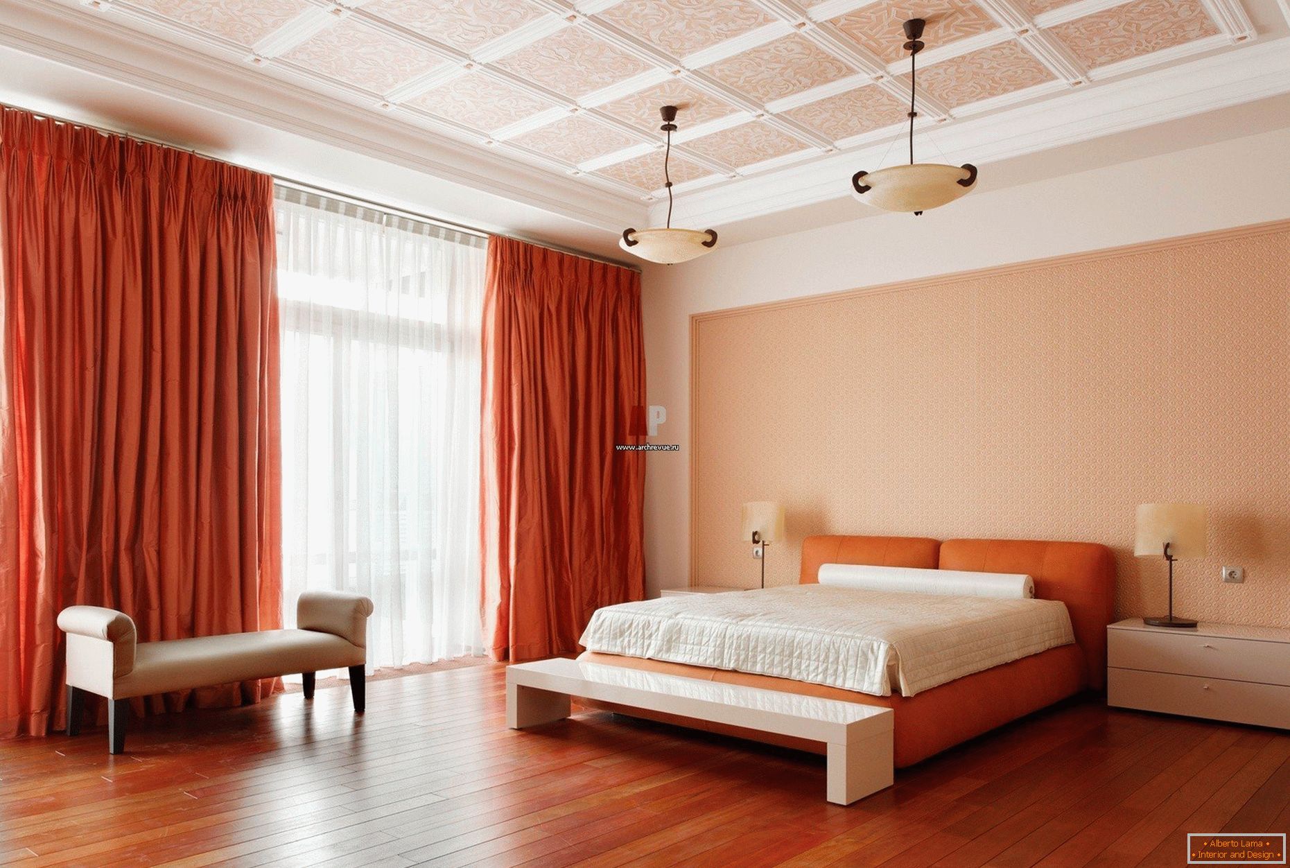 Oranžne zavese in postelja v spalnici