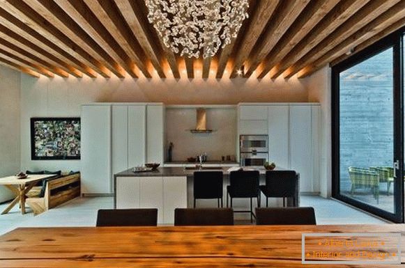 Leseni tramovi na stropu v dnevni sobi in kuhinji