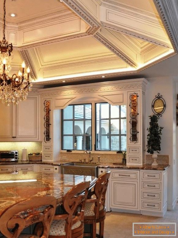 Luksuzni strop v klasični kuhinji