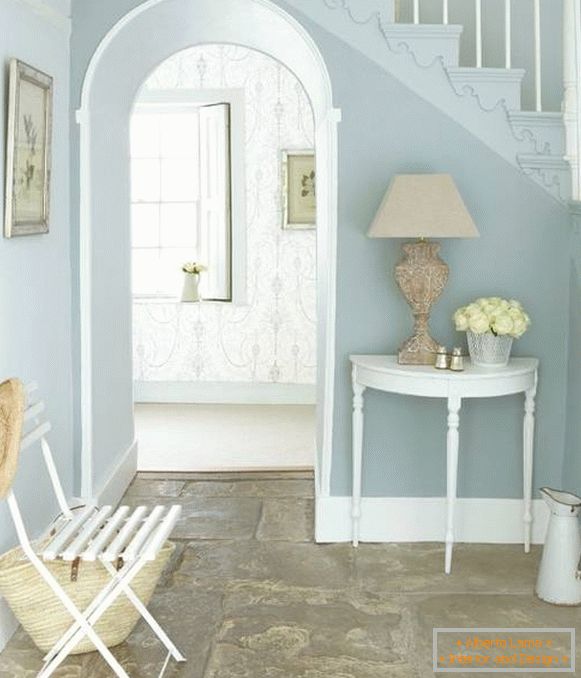 Modra notranjost slogu slogu Provence v hodniku