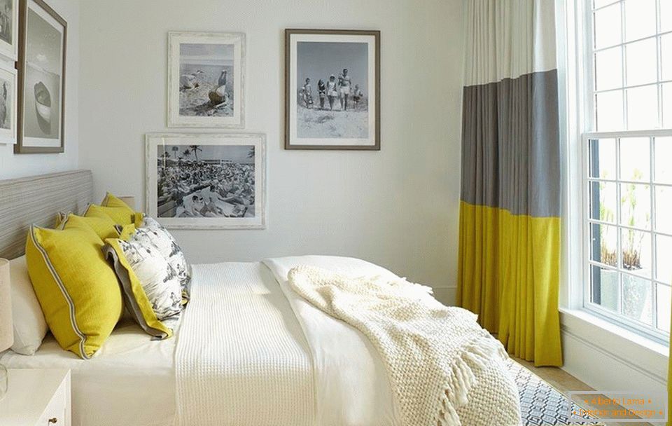 Zavese v notranjosti spalnice v kombinaciji s kombinacijo bele sive in gorčice