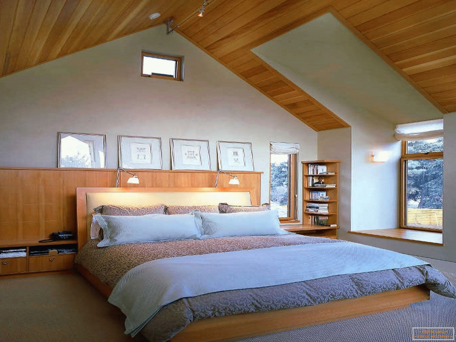 Zasnova spalnice na podstrešju с высокими стенами
