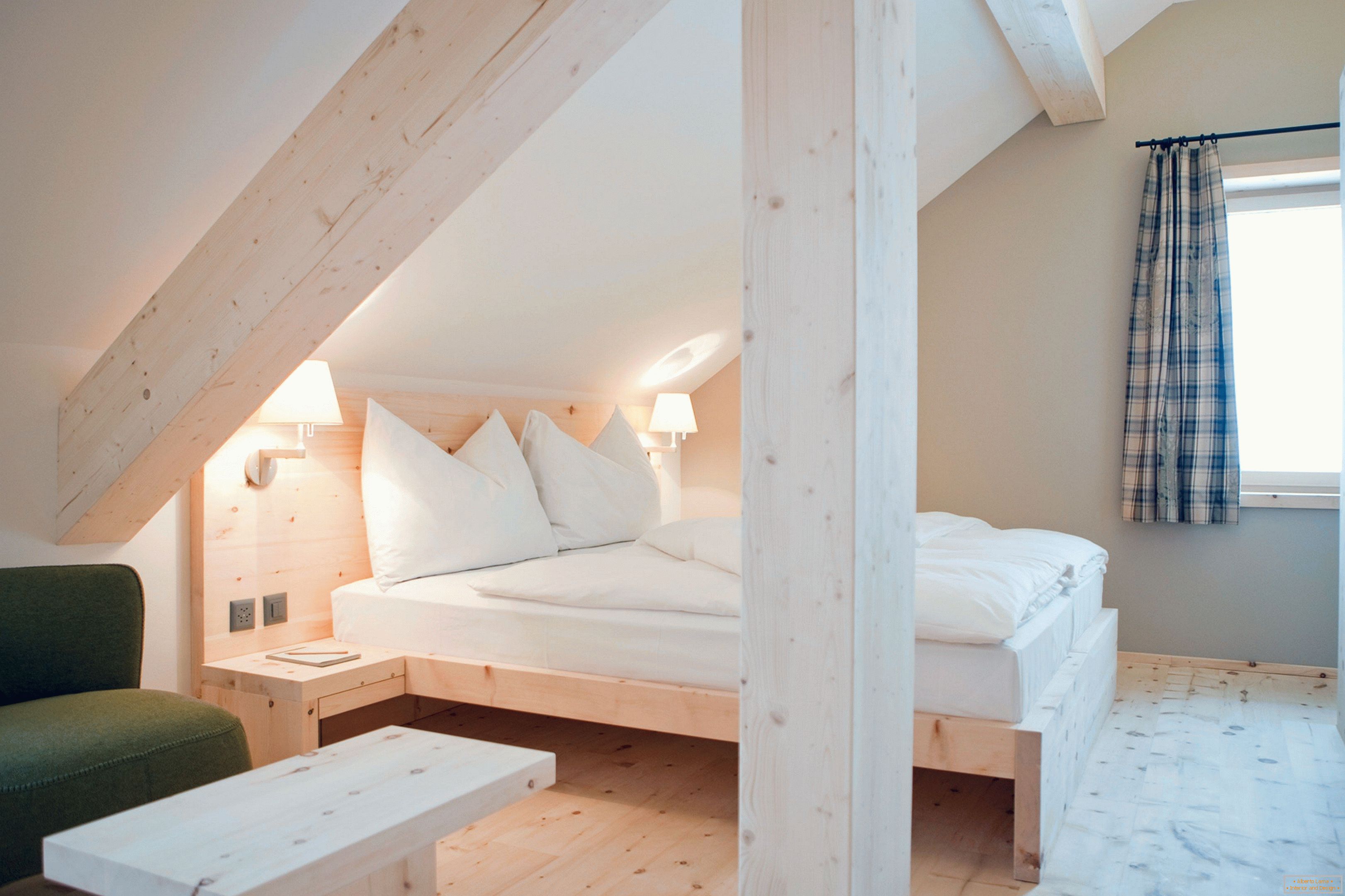 Okolju prijazna spalnica z leseno oblogo