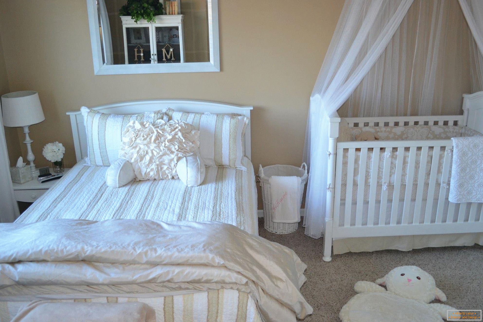 Peščene stene in belo pohištvo v spalnici