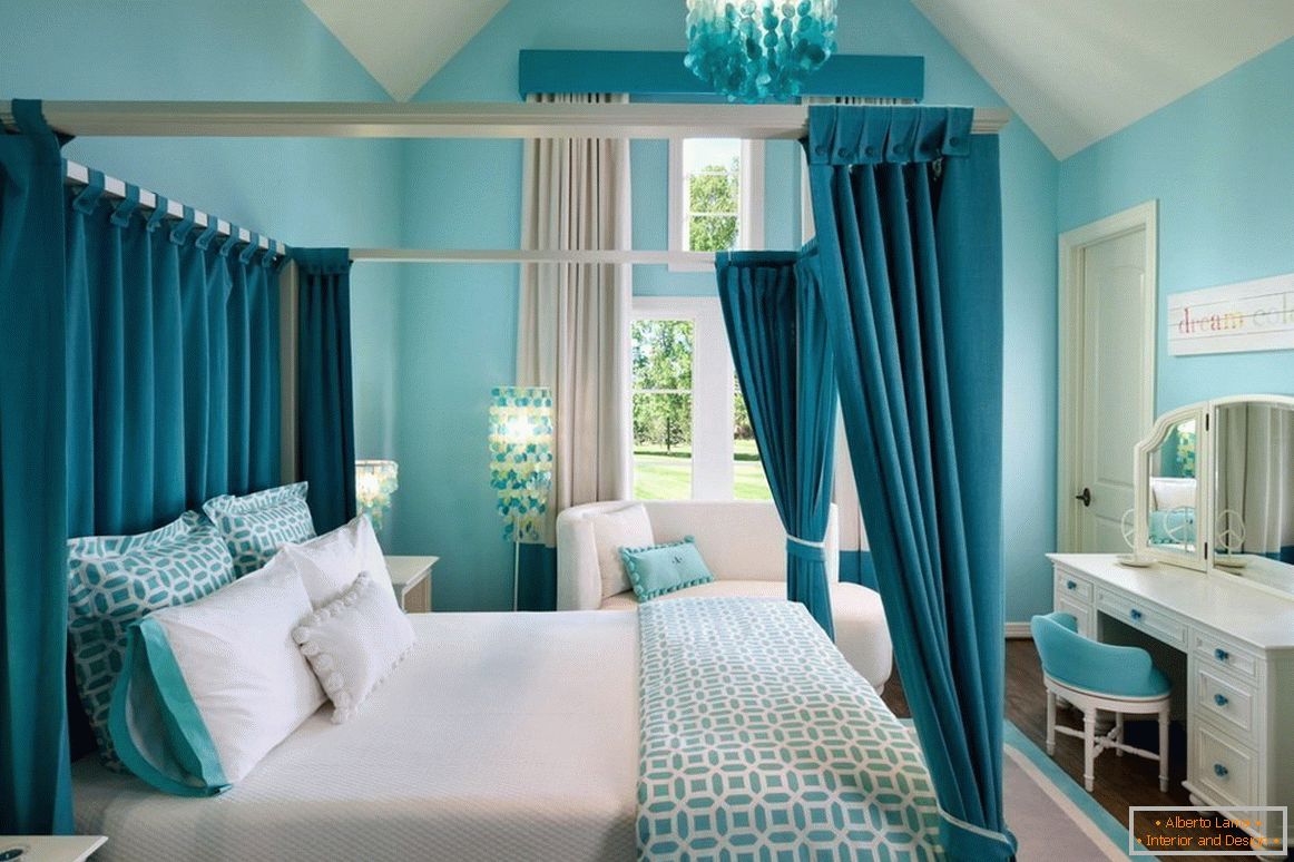 Turquoise nadstrešek nad posteljo
