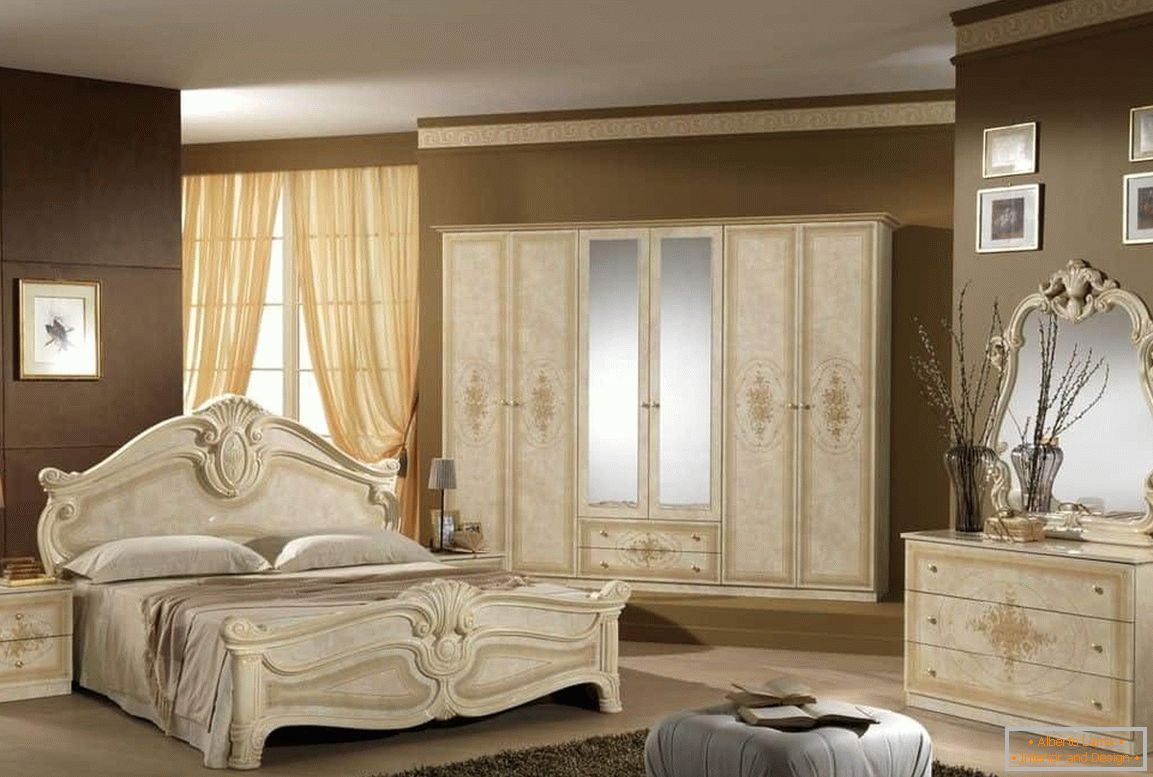Klasična oblika spalnice - bež pohištvo in rjave stene