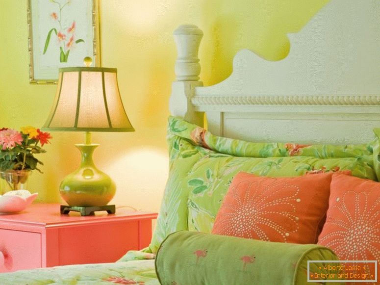 Kombinacija zelene barve z drugimi barvami v notranjosti spalnice