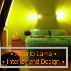Kombinacija zelene in rumene v notranjosti spalnice