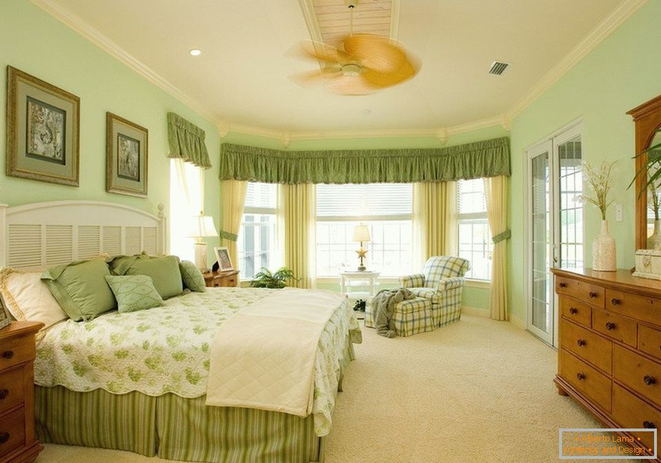 Notranjost prostorne spalnice v zelenih barvah