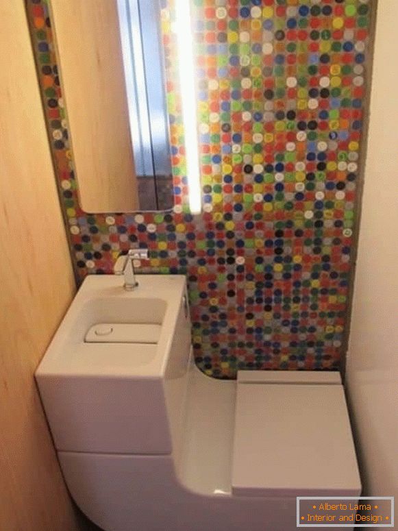 Majhen WC z moderno kombinirano straniščem in svetel mozaik