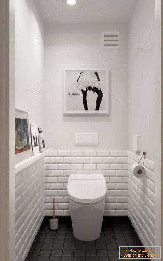 Majhen toalet v beli barvi s temnim podom