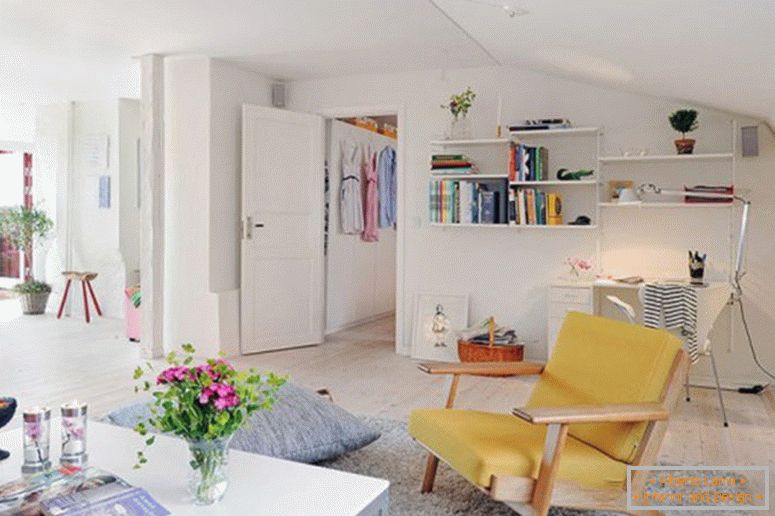 elegantno-notranjost-design-majhne-stanovanja-v-moderni-shemi-s-bela-niansa-pametne-dekoracije-in-police-na-bele-stene-prostor-tudi-cvet na vaze in-kava- mizo
