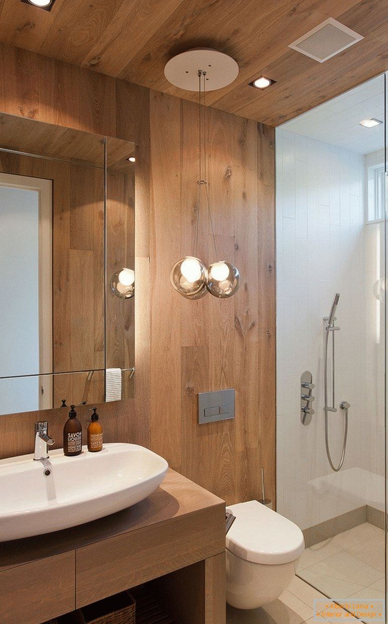 Kombinacija lesa in ploščic v notranjosti kopalnice