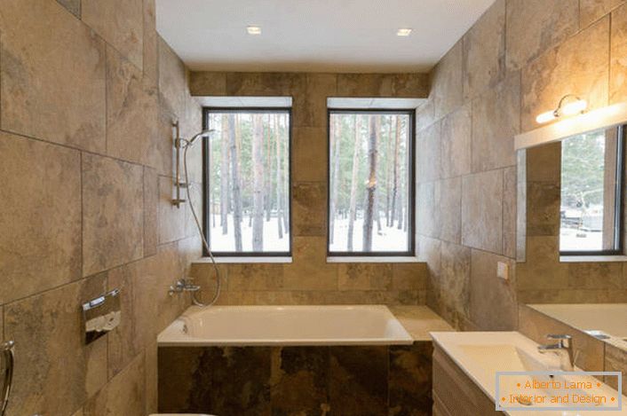 Nenavadna rešitev za oblikovanje kopalnice v minimalističnem slogu je uporaba pri zaključevanju keramičnih ploščic, ki posnemajo teksturo naravnega kamna.