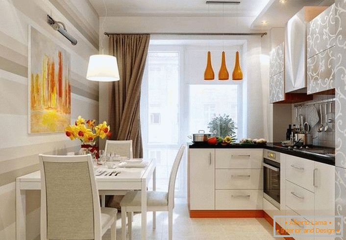 Eleganten dizajn za notranjo kuhinjo 12 kvadratnih metrov. Okras pomaranče naredi prostor toplejši.