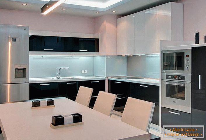 Bela-črna kuhinja z vgrajenimi aparati - pravi design projekt za majhno sobo.