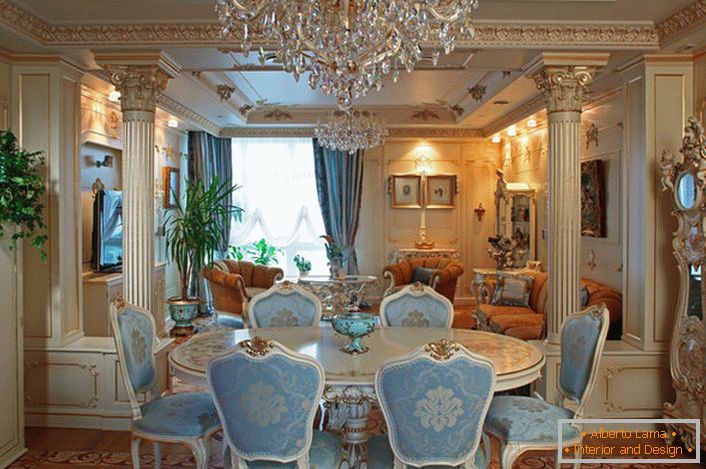 Luksuzna jedilnica je urejena v baročnem slogu.
