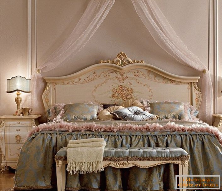 Lahka nadstrešnica nad posteljo je atmosfera v sobi prijetna in romantična.