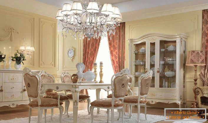 Notranjost elegantne dnevne sobe je izdelana v baročnem slogu.