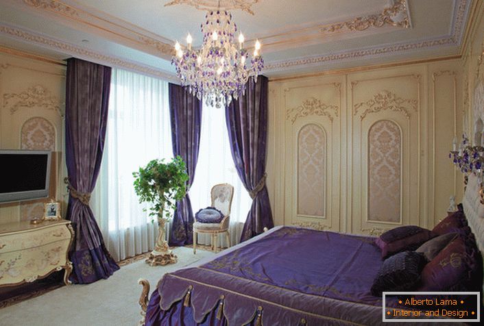 Za oblikovanje spalnice v baročnem slogu je oblikovalec uporabil temne vijolične naglice.