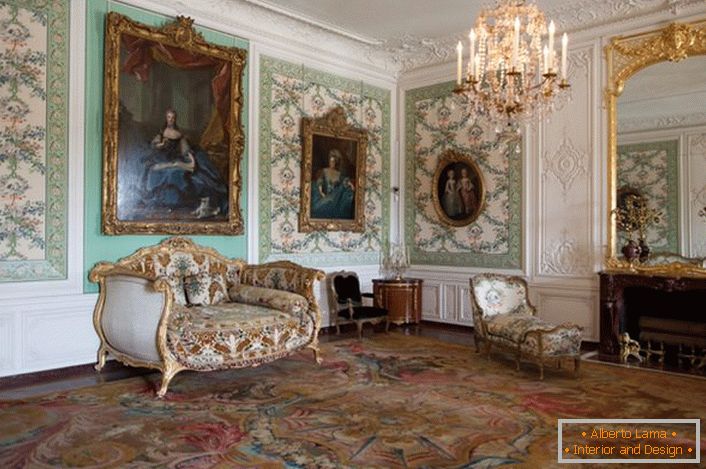Luksuzni in bogastvo so osnovni stil baroka.