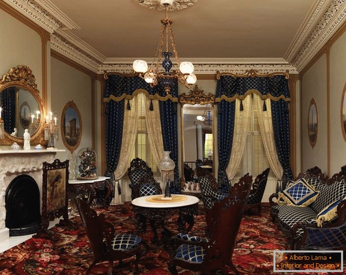 Oblazinjeno pohištvo in zavese so izdelane iz ene tkanine v temno modri kletki. V najboljših tradicijah baročnega sloga so notranji elementi okrašeni z zlatimi elementi.