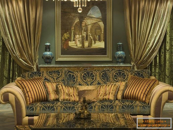 Eleganten masivni kavč z mehkim oblazinjenjem je okrašen z vzglavniki različnih velikosti v skladu s stilom baročnega.