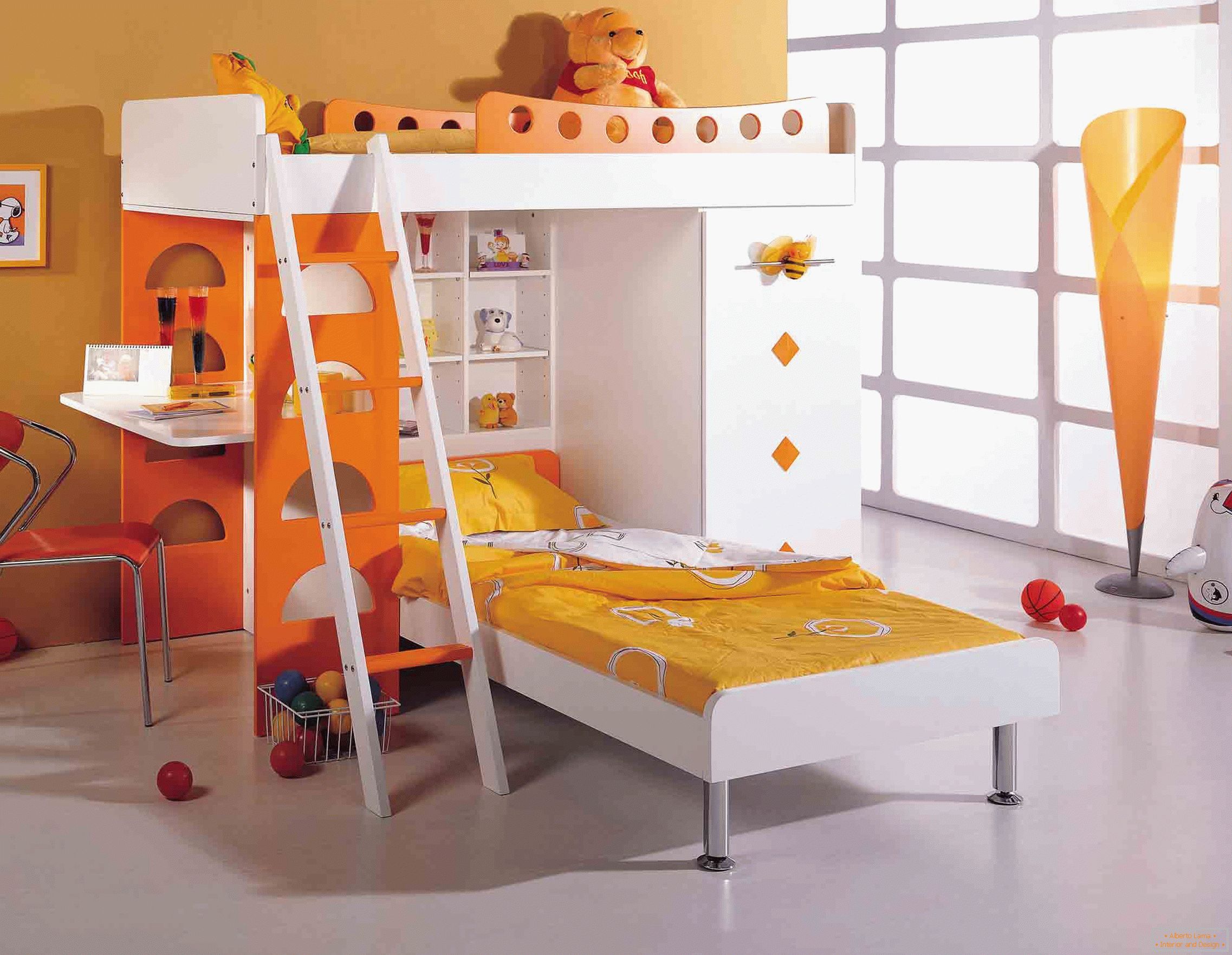 Oranžno-bela pogradna postelja