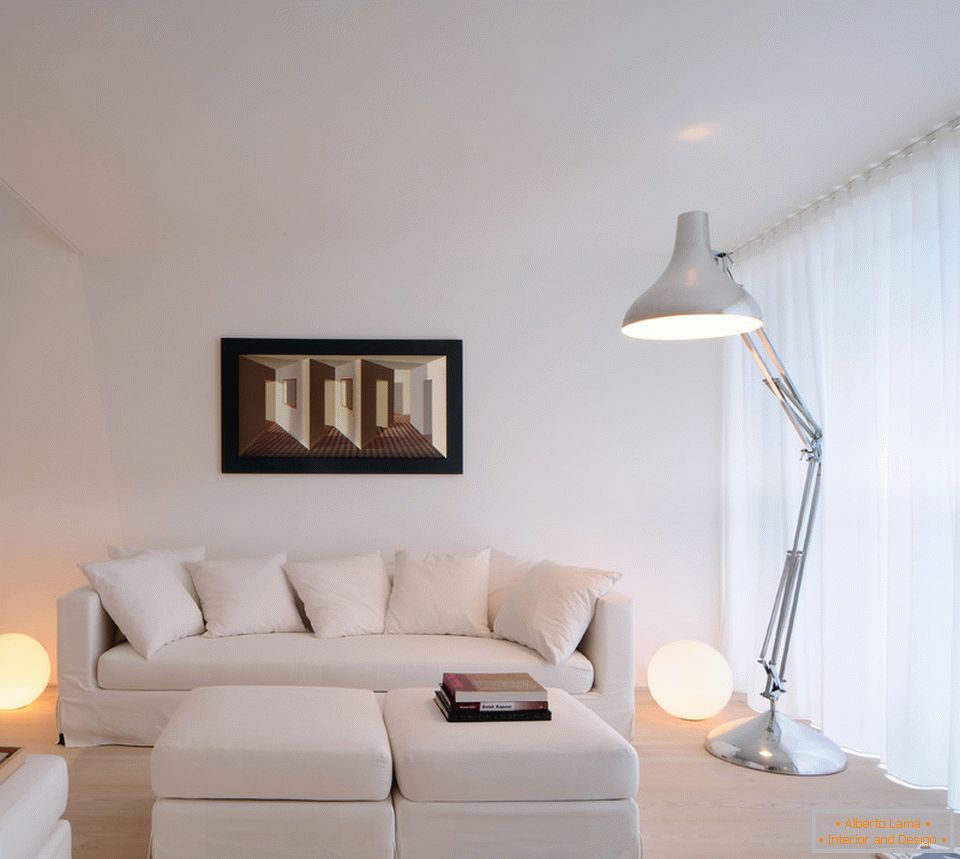 Notranjost dnevne sobe v beli barvi