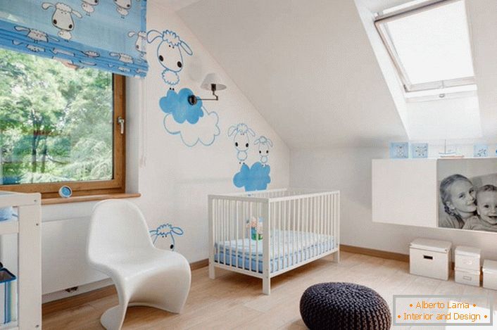 Oblikovanje notranjosti otroške sobe v skandinavskem slogu je zanimivo z ustvarjalnim oblikovanjem sten. Risbe-nalepke - primerna možnost za dekoracijo otrok.
