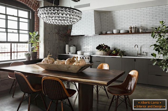 Podstrešni slog, ki je bil prej imenovan kot industrijski, je odličen v prostorni lahki kuhinji. 