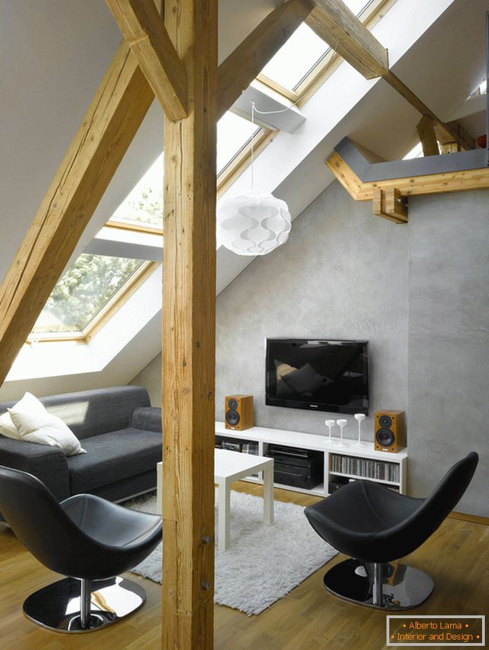 Majhna dnevna soba v mansardi v stilu koče je odličen kraj za osamljen dopust.