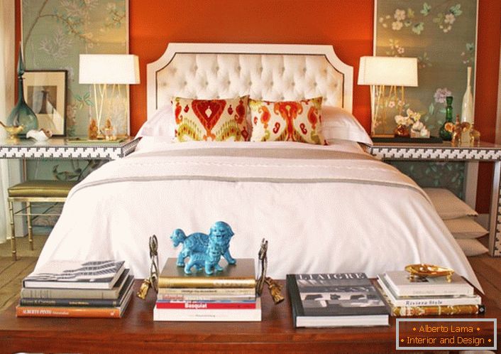 Svetla notranjost v eklektičnem stilu za spalnico. Dimenzijsko siva v končni obdelavi je uspešno kombinirana s kontrastno oranžno barvo.