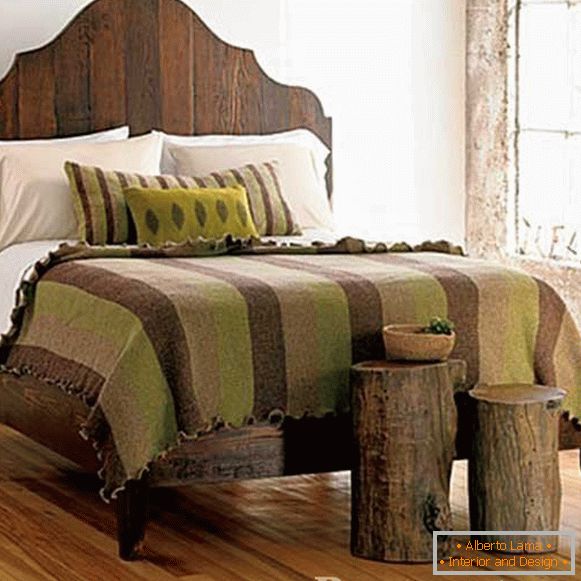 Lesene posteljne mize v spalnici