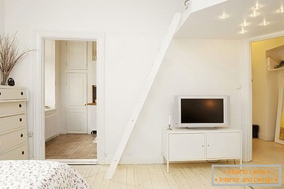 Notranjost udobne spalnice in dnevne sobe na Švedskem
