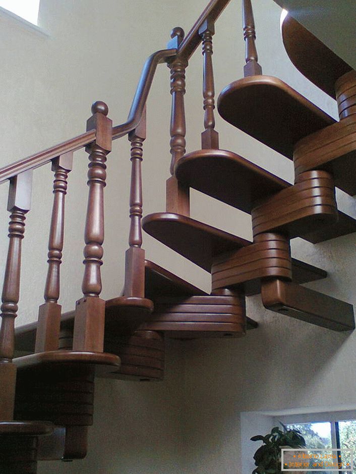 Elegantno modularno stopnišče za notranjost hiše v klasičnem slogu.