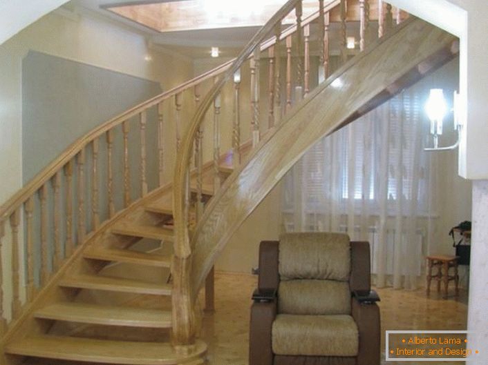 Elegantno stopnišče z originalno zasnovo. Zasnova stopnišča je iz plemenitega hrastovega hrasta.