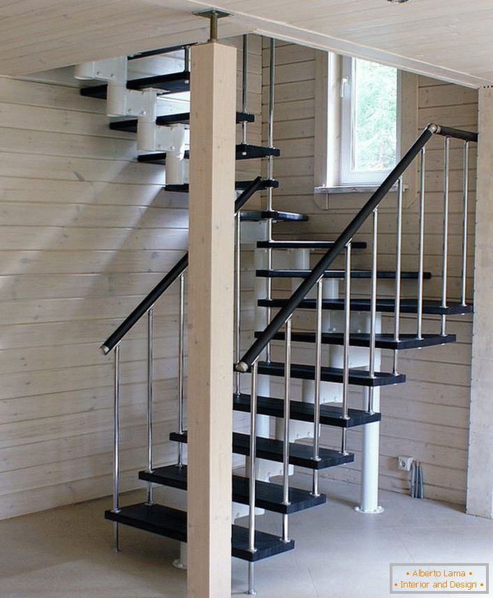 Optimalna izvedba elegantnega modularnega stopnišča za hišo, zgrajeno iz svetlega lesa.
