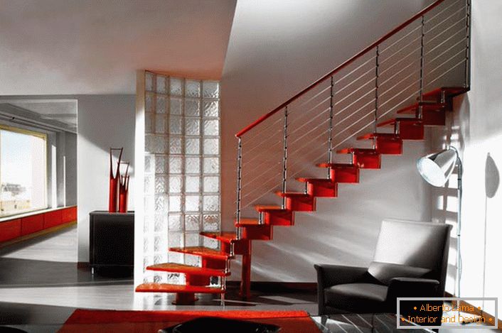 Eleganten primer stopnje stopnic za notranjost hiše v visokotehnološkem slogu. Če želite, lahko v sredini razpona položite še eno podporo.