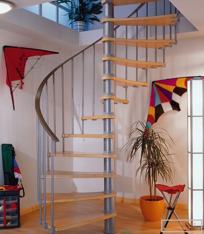 Elegantna izvedba modularnega spiralnega stopnišča. Glavna stvar je, da varno namestite osrednji nosilec in nato modularne strukture na os zasijete. Starejši ljudje na takem stopnišču se spustijo zagotovo težko.