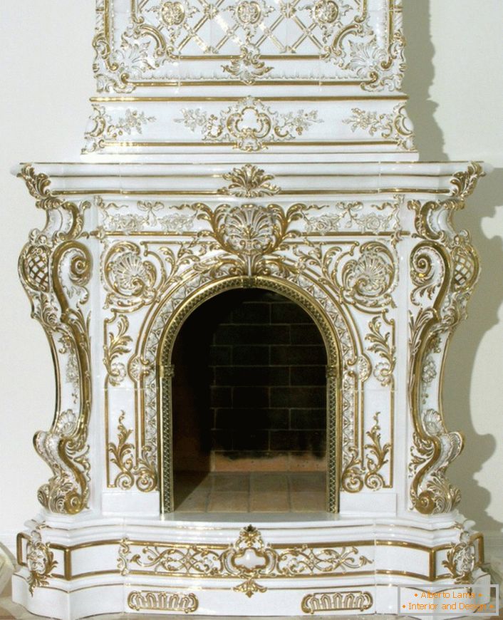 Veličasten lončeni kamin v baročnem slogu je okrašen z zlatim elementom dekorja. 