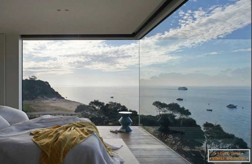 Panoramska okna v spalnici