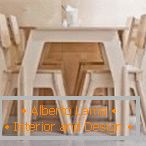 Miza in stoli iz vezanega lesa