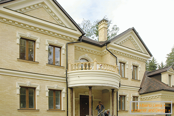 Fasada hiš s poliuretansko štukatno dekoracijo