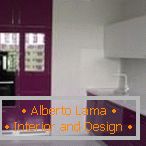 Oblikovanje bele in vijolične kuhinje z oknom