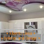 Oblikovanje vijolične kuhinje с натяжными потолками