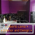 Vijolična barva v oblikovanju majhne kuhinje