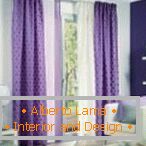 Bela in vijolična zavesa v notranjosti dnevne sobe