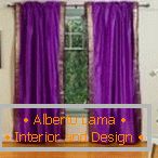 Soba z vijoličnimi zavesami na oknu