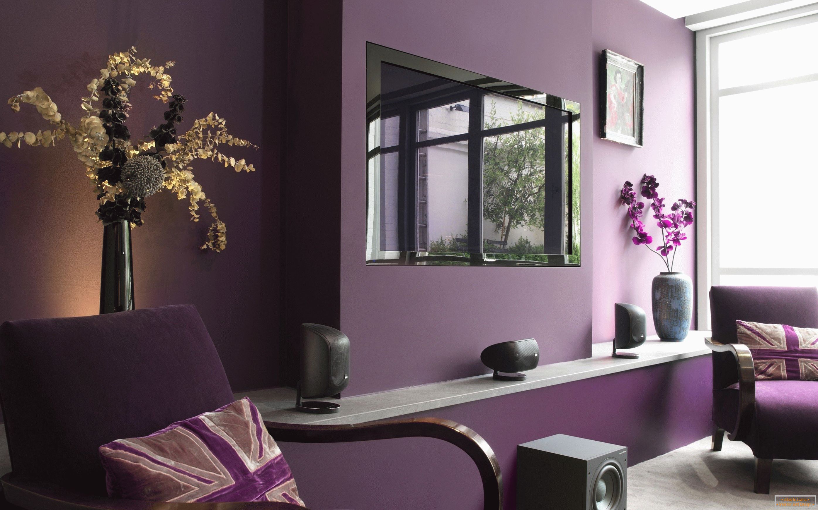 Vijolična barva v notranjosti dnevne sobe